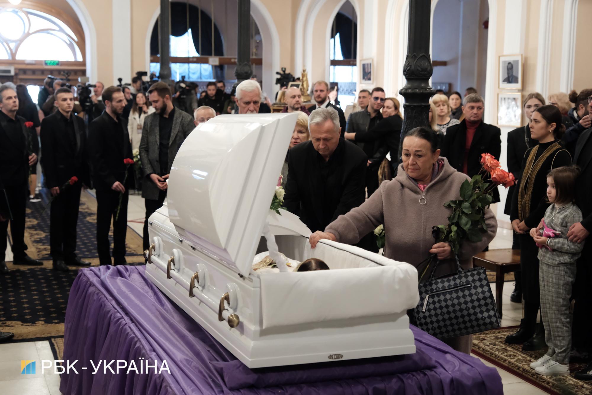 У Києві прощаються з Ніною Матвієнко: люди вишиковуються в чергу, щоб покласти квіти (фото)